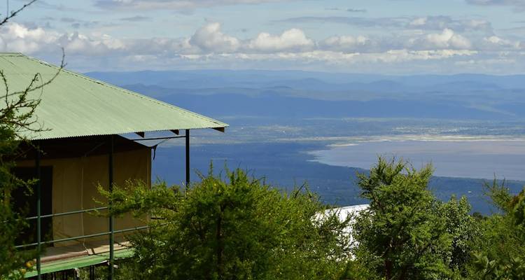 Schilderachtig uitzicht op de bergen vanaf een eigendom met een groen dak.
