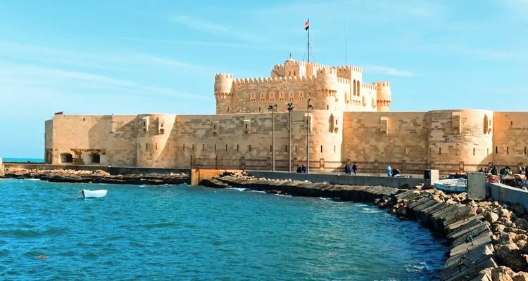 Historische Festung am Meer unter blauem Himmel.