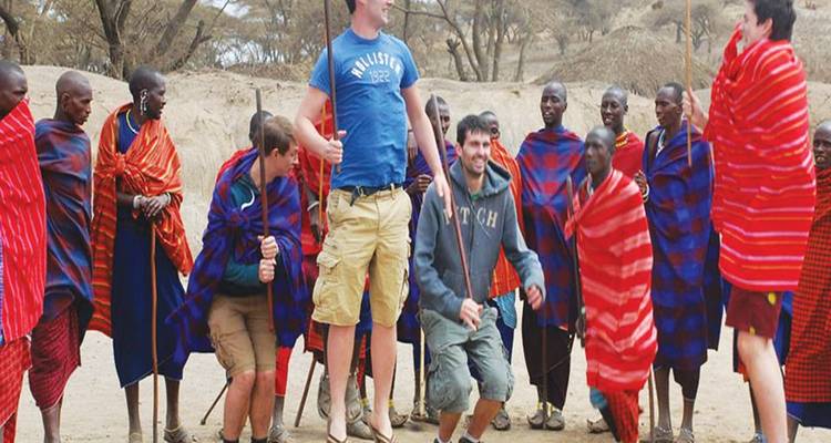 Mensen in traditionele kleding die een culturele dans uitvoeren