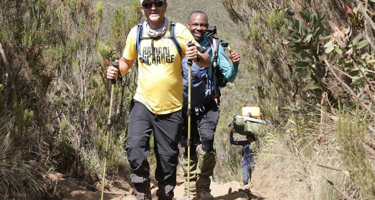 Twee wandelaars op een pad met zware trekkinguitrusting