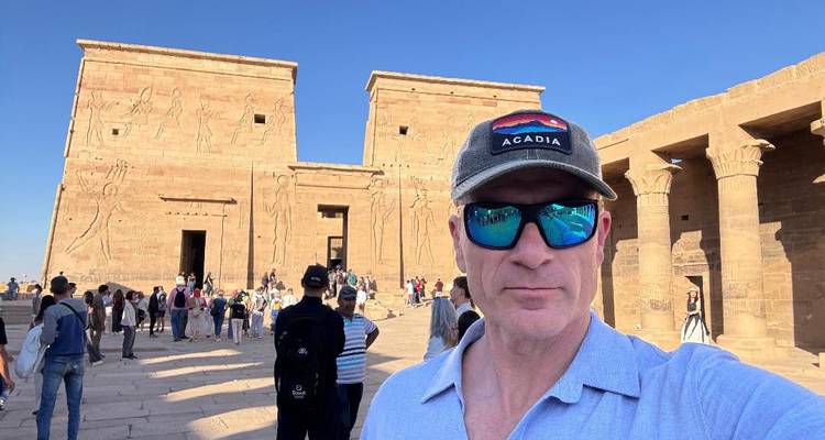 Una persona tomándose una selfie frente a un templo del antiguo Egipto.