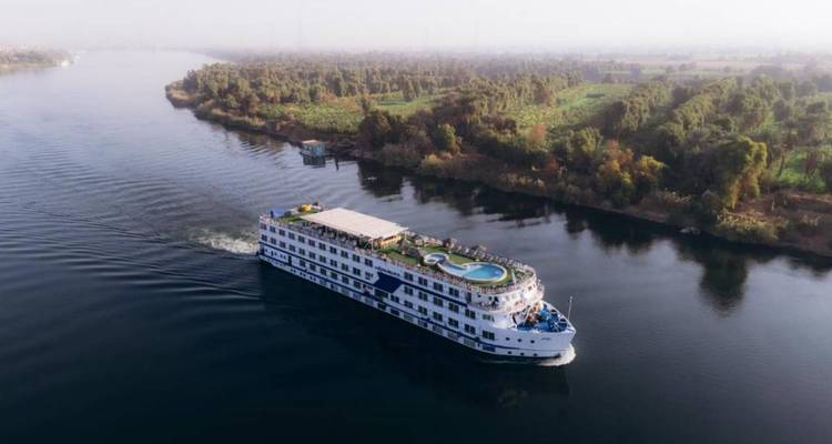 Crucero navegando en un río tranquilo.