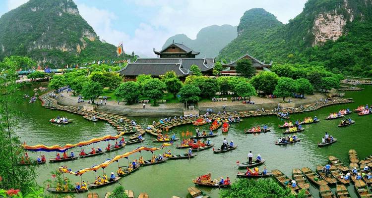 Magnifique paysage avec un temple et des bateaux sur une rivière tranquille.