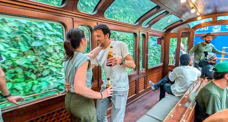 Passagiere, die in einem luxuriösen Zugabteil interagieren, während sie an malerischen Landschaften vorbeifahren.