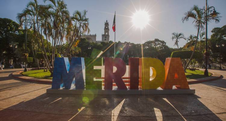 Letrero colorido de MERIDA iluminado por el brillante sol de la mañana en la plaza de la ciudad.