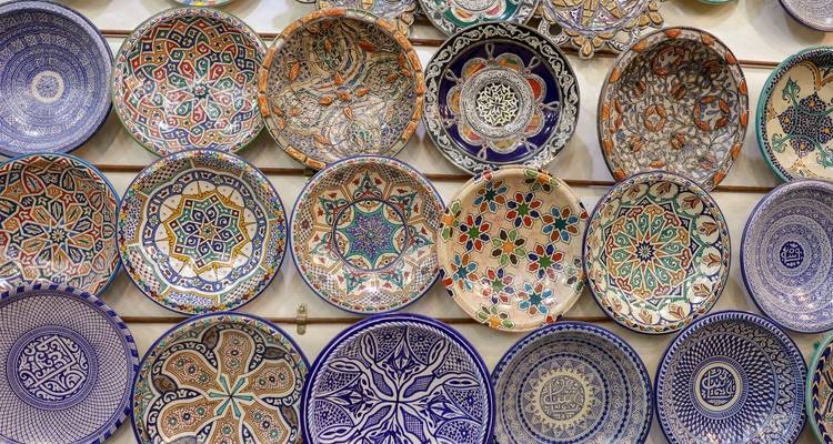 Ausstellung bunter marokkanischer Keramikteller.