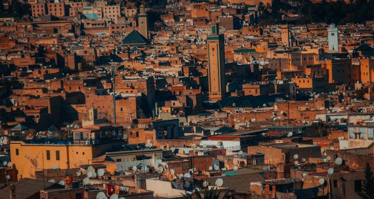 Luftaufnahme von Fès mit zahlreichen Dächern.