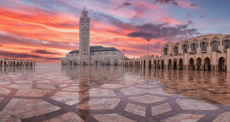Hassan-II-Moschee mit einem lebendigen Sonnenuntergang in Casablanca.