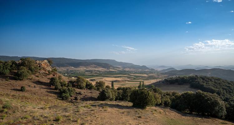 Malerische ländliche Landschaft mit Bergen.