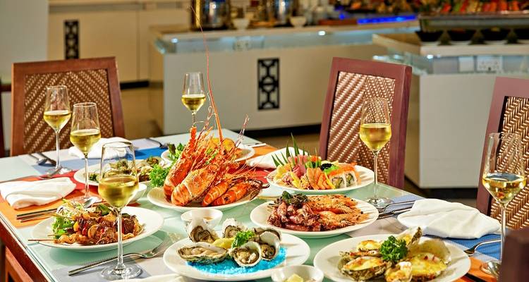 Üppiger Esstisch mit Meeresfrüchten und Weingläsern.