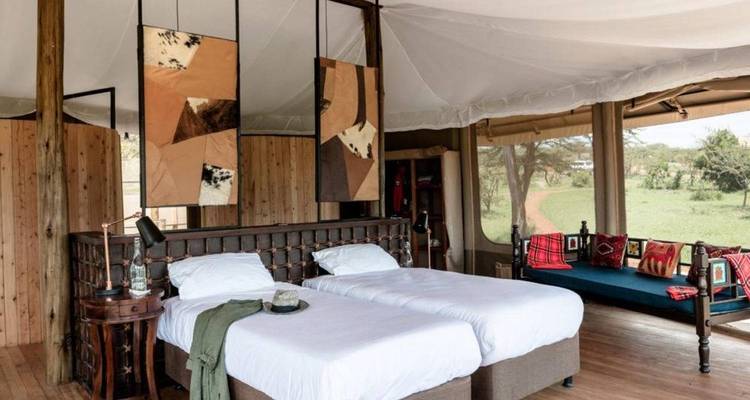 Luxueuze tentinterieur met bedden.