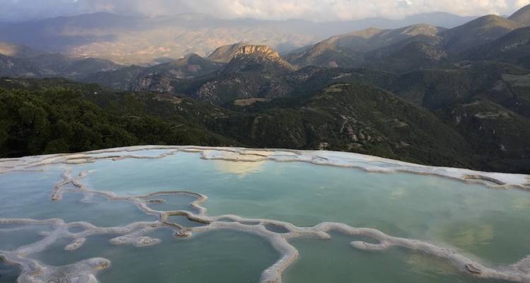 Natürliche Mineralbecken mit Bergkulisse.