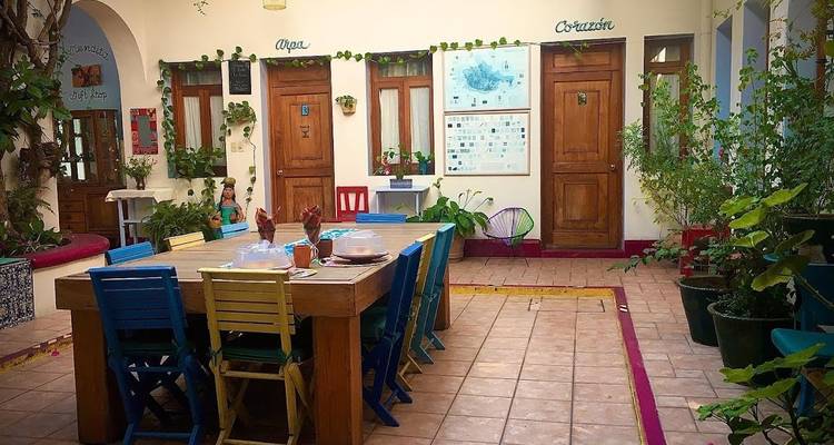 Charmanter Innenhof mit bunten Stühlen und Tischen in mexikanischer Ausstattung.