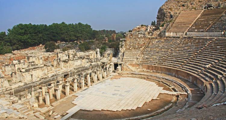 Antike Amphitheater-Ruinen mit stufenförmigen Sitzplätzen.