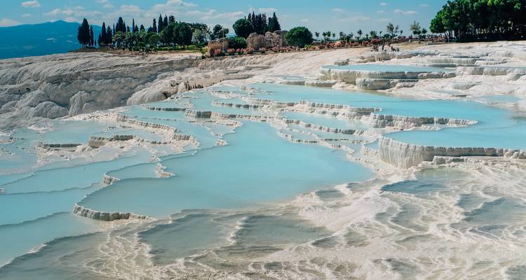 Pamukkalas weiße Terrassen mit blauen Wasserbecken.