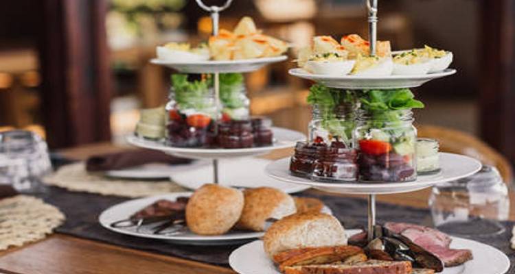 Assiettes d'assortiments de mets gastronomiques sur une table.