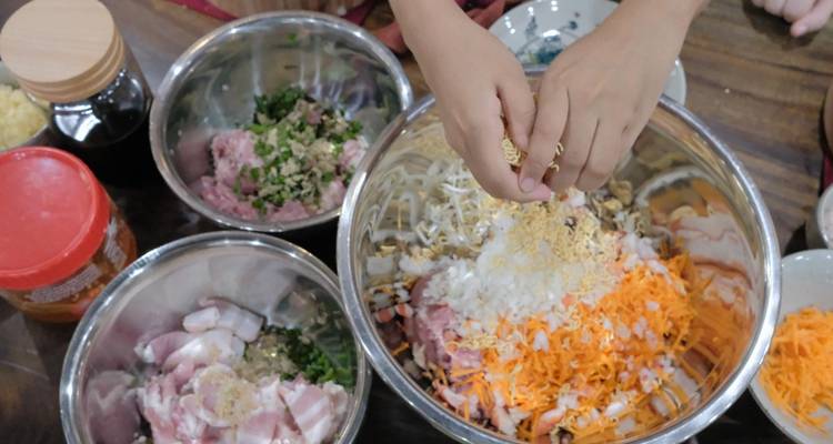 Cours de cuisine en petit groupe avec visite du marché : Cueillette gratuite, livre de recettes, vin à volonté et bien plus encore ! - Up Travel Vietnam 6