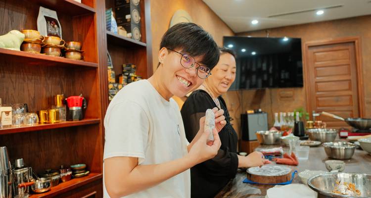 Cours de cuisine en petit groupe avec visite du marché : Cueillette gratuite, livre de recettes, vin à volonté et bien plus encore ! - Up Travel Vietnam 2