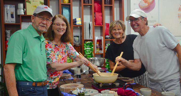 Cours de cuisine en petit groupe avec visite du marché : Cueillette gratuite, livre de recettes, vin à volonté et bien plus encore ! - Up Travel Vietnam 10