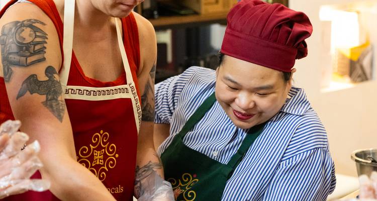 Cours de cuisine en petit groupe avec visite du marché : Cueillette gratuite, livre de recettes, vin à volonté et bien plus encore ! - Up Travel Vietnam 6