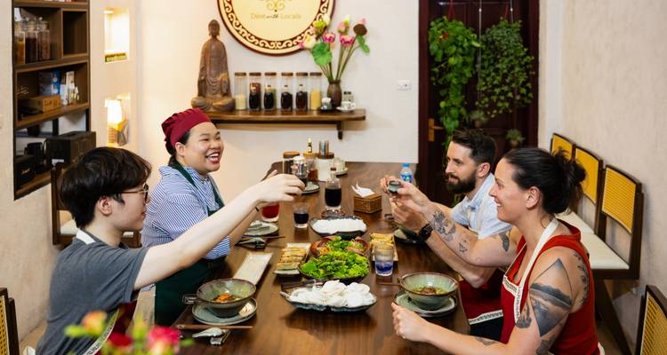 Cours de cuisine en petit groupe avec visite du marché : Cueillette gratuite, livre de recettes, vin à volonté et bien plus encore ! - Up Travel Vietnam 7