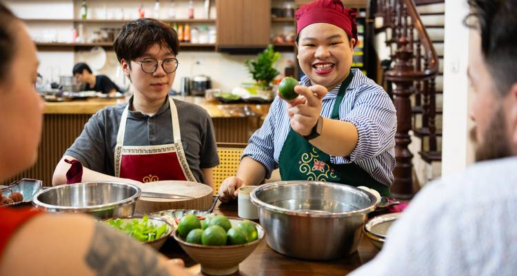 Cours de cuisine en petit groupe avec visite du marché : Cueillette gratuite, livre de recettes, vin à volonté et bien plus encore ! - Up Travel Vietnam 3