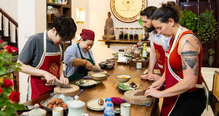 Cours de cuisine en petit groupe avec visite du marché : Cueillette gratuite, livre de recettes, vin à volonté et bien plus encore ! - Up Travel Vietnam 9