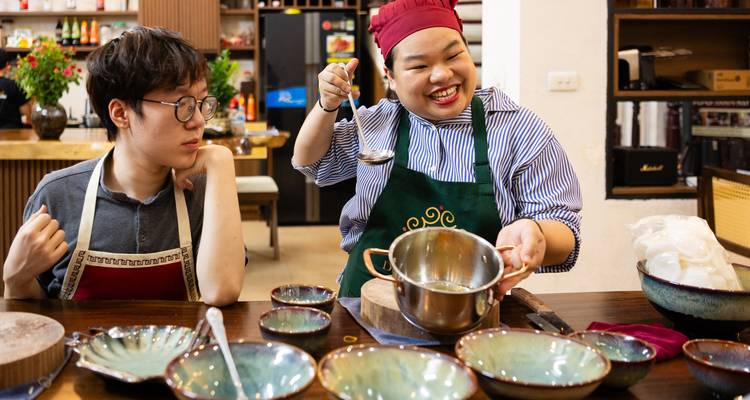 Cours de cuisine en petit groupe avec visite du marché : Cueillette gratuite, livre de recettes, vin à volonté et bien plus encore ! - Up Travel Vietnam 10