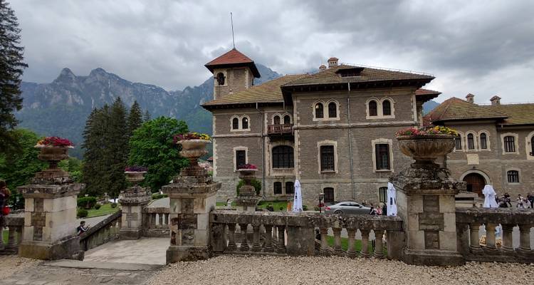 Circuit privé de 2 jours en Roumanie comprenant le château de Peles, le château de Bran, le château de Cantacuzino, Brasov et le sanctuaire des ours - Transylvania Discovery Tours 10