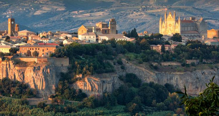 Uitzicht op de stad Orvieto op een klif.