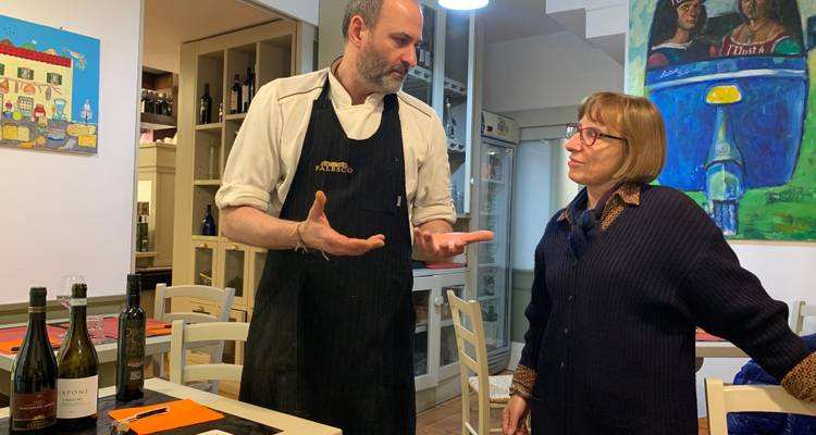 Twee mensen die een gesprek voeren in een restaurant.