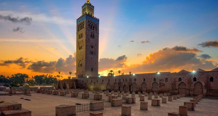 Koutoubia-moskee met een zonsondergang op de achtergrond.