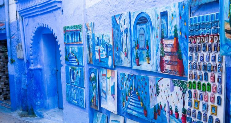 Straatkunst en blauwe muren in Chefchaouen.