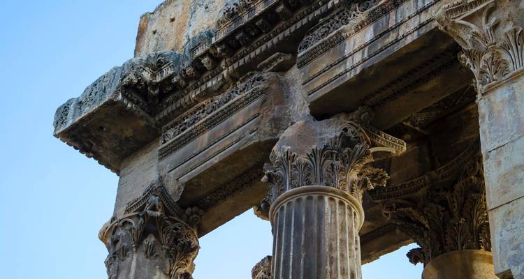 Uitvergroting van sierlijke oude tempelzuilen.