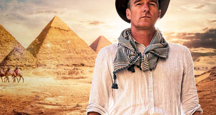Explorateur posant devant les pyramides de Giza sous une lumière désertique chaude.
