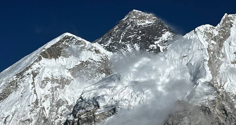 Gros plan d'un sommet de montagne enneigé.