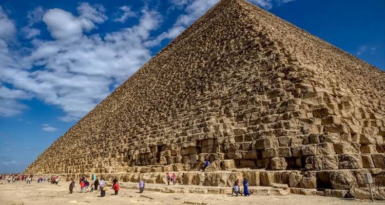 De Grote Piramide van Gizeh onder een levendige hemel.