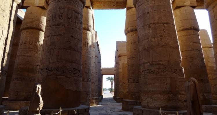 In een oude tempel met grote zuilen en hiërogliefen.