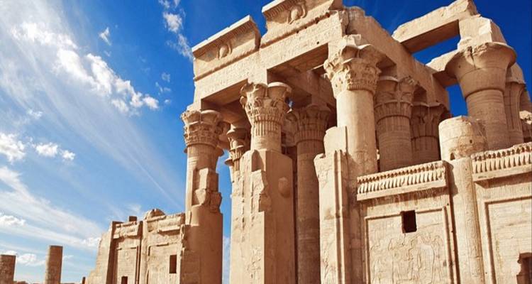 The text you provided is already in Dutch (nl), not English (en). "Kom Ombo Temple against a bright blue sky" in Dutch would be:

"Kom Ombo Tempel tegen een heldere blauwe lucht"

If you meant to translate from Dutch to English, the English translation would be:
"Kom Ombo Temple against a bright blue sky"