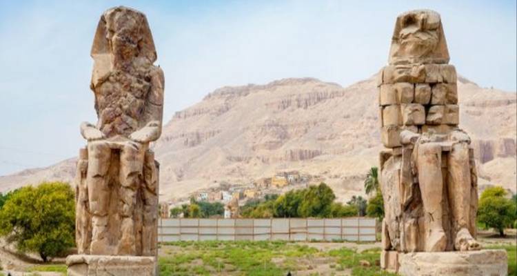 Beelden van de Kolossen van Memnon in Luxor.