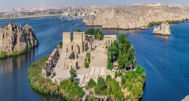 Oude tempel op een eiland omringd door een rivier