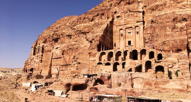 Uitgehouwen architectuur van Petra met een heldere blauwe lucht