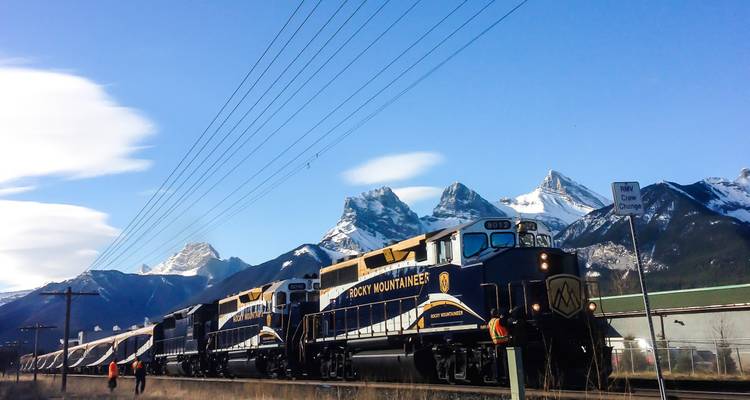 Train Rocky Mountaineer avec des montagnes en arrière-plan.