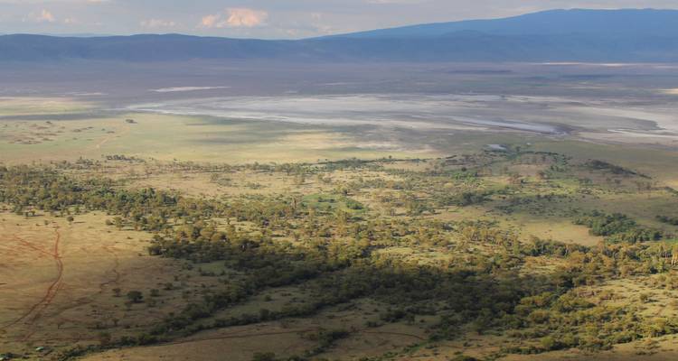Panoramisch uitzicht op de uitgestrekte vlaktes van het Ngorongoro Conservation Area