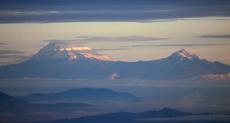 Zicht op Mount Kilimanjaro met besneeuwde toppen bij zonsopgang
