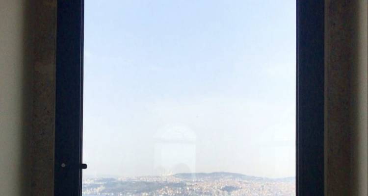 Stadsgezicht door een raam met uitzicht over Istanbul.