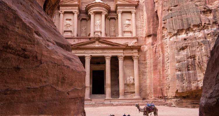 Le Siq menant au Trésor de Pétra avec des chameaux.