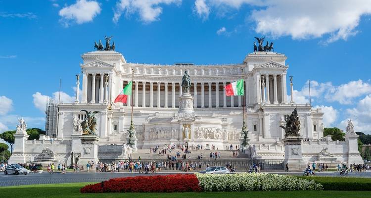 Das historische Altare della Patria mit Besuchern davor.