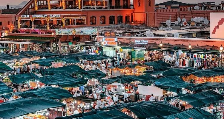 Scène de marché animée avec des gens et des étals.