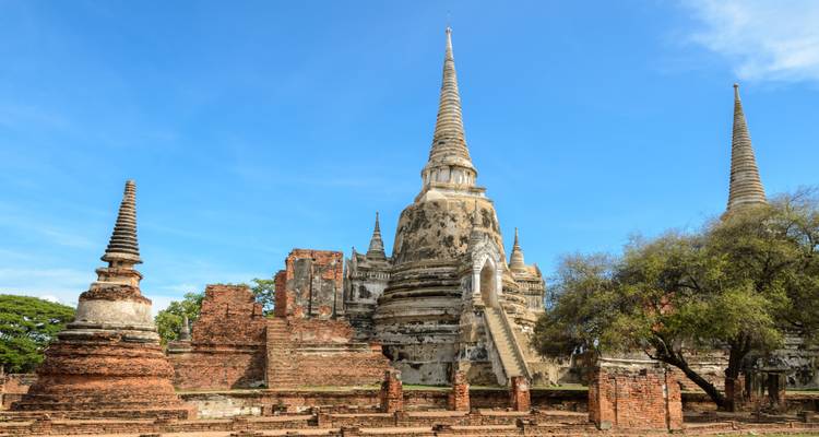 Historische tempel met torens en oude structuren onder een blauwe hemel in Ayutthaya.